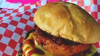 Ini salah satu menu favorit orang Amerika, yaitu burger. Burger yang ditawarkan oleh Big Mama’s yaitu cheeseburger yang disiram dengan saus BBQ khas mereka. Foto: onlyinyourstate.com