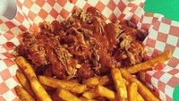Selain kedua menu sebelumnya, ada juga combo kentang goreng dengan suwiran daging babi BBQ. Dagingnya dimasak secara perlahan selama 12 jam loh. Foto: onlyinyourstate.com