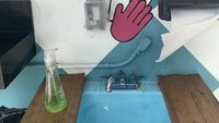 Biasanya pelanggan makan menggunakan tangan. Tak perlu khawatir berantakan, karena mereka telah menyiapkan wastafel untuk mencuci tangan. Foto: onlyinyourstate.com