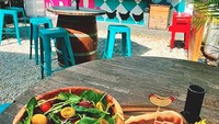 Suasana dan menu yang ditawarkan oleh mereka sangat nikmat dan menarik untuk didatangi. Restoran ini dikabarkan menjadi salah satu resto hidden gem. Foto: onlyinyourstate.com