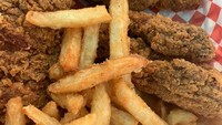 Jika tak mau iga atau daging babi, mereka juga menawarkan menu ayam goreng tepung yang digoreng krispi dan dilengkapi kentang goreng. Terlihat enak ya? Foto: onlyinyourstate.com