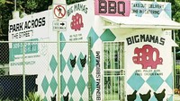 Restoran BBQ bernama Big Mama’s yang terletak di Miami Florida ini hanya punya bangunan berbentuk pos kecil seperti ini. Foto: onlyinyourstate.com