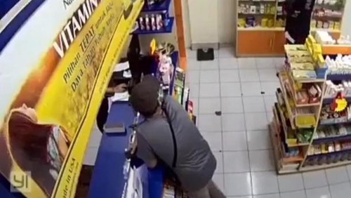 Viral, dua orang bule diduga menerobos pintu apotek lalu merampas obat di Desa Mengwitani, Kecamatan Mengwi, Badung, Bali, Sabtu (3/12/2022) dini hari. (tangkapan layar)