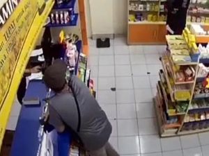 Fakta-fakta Heboh 2 Bule Paksa Masuk Apotek-Rampas Obat di Mengwi