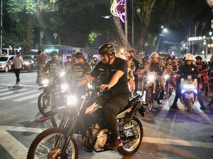 Wali Kota Medan Bobby Nasutin melakukan patroli usai peluncuran Satgas Medan Kondusif