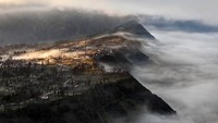 Gunung Semeru secara administratif masuk dalam wilayah dua kabupaten yaitu Kabupaten Malang dan Kabupaten Lumajang di Provinsi Jawa Timur. (Ulet Ifansasti/Getty Images)  