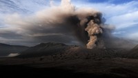 Puncak Gunung Semeru (Puncak Mahameru) dikatakan berbahaya. Gas beracun ini dikenal dengan Wedhus Gembel. (Bay Ismoyo/AFP/Getty Images)  