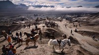 Gunung Semeru masuk dalam kawasan Taman Nasional Bromo Tengger Semeru. Taman Nasional ini terdiri dari pegunungan dan lembah seluas 50.273,3 hektar. (Tan Jee Kwong/Getty Images)  