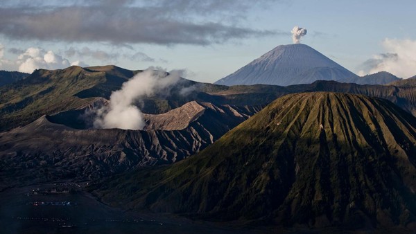 Semeru merupakan sebuah gunung berapi yang terletak di Jawa Timur. Gunung Semeru merupakan gunung tertinggi di Pulau Jawa, dengan puncaknya bernama Mahameru, yang memiliki ketinggian 3.676 meter di atas permukaan laut (mdpl). (Ulet Ifansasti/Getty Images)  