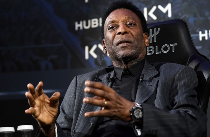 Brazilian football legend Pele take part in a meeting with Paris Saint-Germain (PSG) and France national football team forward Kylian Mbappe (unseen) at the Hotel Lutetia in Paris on April 2, 2019. (Photo by FRANCK FIFE / AFP)        (Photo credit should read FRANCK FIFE/AFP via Getty Images)