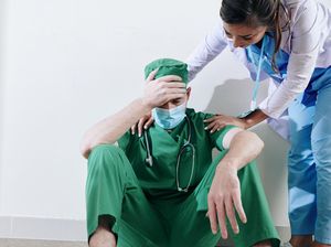 Nasib Nakes di RI: Dokter Magang Dianiaya, Residen Kena Bully