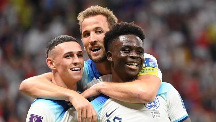 AL KHOR, QATAR - DECEMBER 04: Bukayo Saka of England celebrates with Phil Foden and Harry Kane after scoring the teams third goal during the FIFA World Cup Qatar 2022 Round of 16 match between England and Senegal at Al Bayt Stadium on December 04, 2022 in Al Khor, Qatar. (Photo by Michael Regan - FIFA/FIFA via Getty Images)