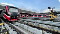 Dengan menggunakan LRT Jabodebek, pelanggan cukup menempuh waktu selama 20 menit dari Stasiun LRT Jabodebek Dukuh Atas menuju Stasiun LRT Jabodebek Halim. Pelanggan nantinya dapat langsung berpindah dari Stasiun LRT Jabodebek Halim ke Stasiun KCJB Halim karena kedua layanan tersebut telah terintegrasi pada lokasi yang sama.