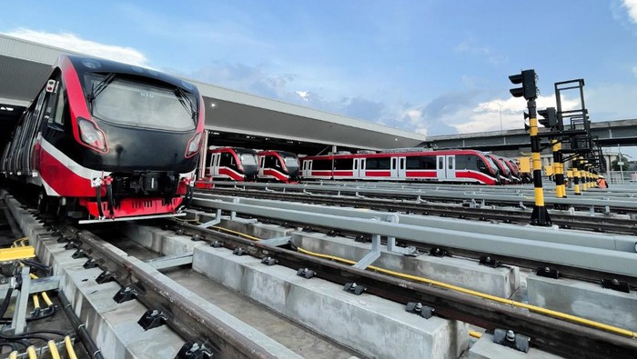 2 'Penyokong' Kereta Cepat yang Bikin Jakarta-Bandung 1 Jam Untuk mendukung konektivitas Kereta Cepat Jakarta Bandung (KCJB), KAI tengah menyiapkan dua layanan kereta yang akan menghubungkan pusat kota Jakarta dan Bandung dengan Stasiun Kereta Cepat. Layanan tersebut adalah LRT Jabodebek dan KA Feeder KCJB.