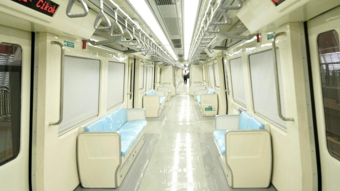 2 'Penyokong' Kereta Cepat yang Bikin Jakarta-Bandung 1 Jam Untuk mendukung konektivitas Kereta Cepat Jakarta Bandung (KCJB), KAI tengah menyiapkan dua layanan kereta yang akan menghubungkan pusat kota Jakarta dan Bandung dengan Stasiun Kereta Cepat. Layanan tersebut adalah LRT Jabodebek dan KA Feeder KCJB.