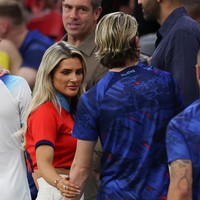 Seperti dikutip dari Mirror, Aine May bisa kembali ke pelukan Conor Gallagher yang tengah memperkuat tim Inggris untuk Piala Dunia Qatar 2022. Sebelumnya Aine tidak bisa terbang ke Qatar untuk menonton Conor bertanding karena paspornya sempat hilang. Foto: Getty Images