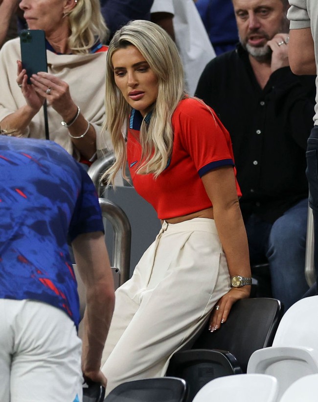 Setelah berhasil tiba di Qatar, Aine May pun menonton Conor Gallagher bertanding. Aine berada di barisan bangku penonton saat Inggris menang melawan Senegal. Foto: Getty Images