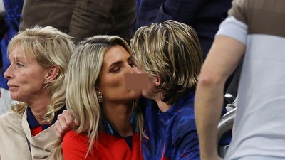 Foto Conor Gallagher Cium Pacar Usai Inggris Menang di 16 Besar Piala Dunia