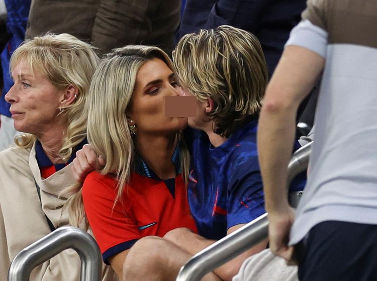 Foto Conor Gallagher Cium Pacar Usai Inggris Menang di 16 Besar Piala Dunia