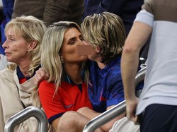 Foto Conor Gallagher Cium Pacar Usai Inggris Menang di 16 Besar Piala Dunia