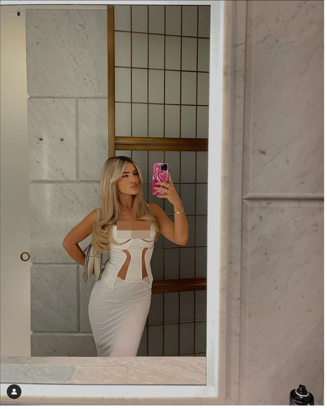 Aine May kehilangan paspornya saat berpergian ke Timur Tengah. Dalam unggahannya di Instagram Story, Aine sempat menuliskan kalau dia harus mengurus pembuatan paspor baru. “Most stressful week,” tulisnya. Foto: Instagram