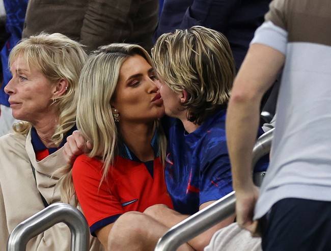 Conor Gallagher dan Aine May berciuman mesra usai Inggris menang 3 - 0 dari Senegal. Pertandingan digelar di Stadion Al Baytm Al Khor, Qatar, 4 Desember 2022. Foto: Getty Images/Ian MacNicol