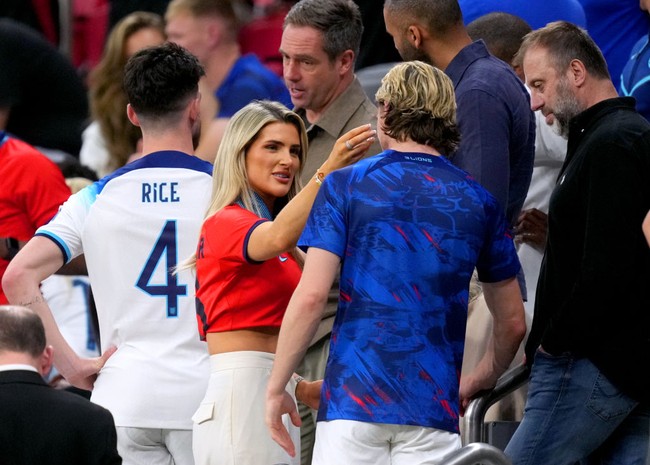 Gestur mesra juga ditunjukkan Aine May dan Conor Gallagher usai Inggris memastikan tiket di babak perempatfinal Piala Dunia 2022. Foto: Getty Images