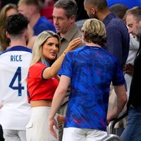 Gestur mesra juga ditunjukkan Aine May dan Conor Gallagher usai Inggris memastikan tiket di babak perempatfinal Piala Dunia 2022. Foto: Getty Images