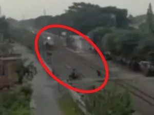 Aksi Heroik Penjaga Perlintasan KA Selamatkan Pemotor di Lamongan
