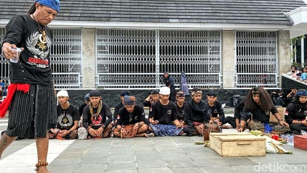 Aksi kelompok debus Dadali Pati Sukabumi