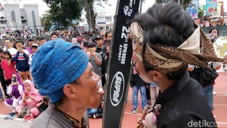 Aksi kelompok debus Dadali Pati Sukabumi Aksi kelompok debus Dadali Pati Sukabumi
