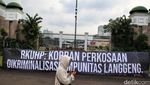 Aksi Menolak RKUHP di DPR, Orasi hingga Tabur Bunga
