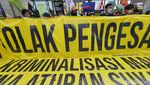 Aksi Menolak RKUHP di DPR, Orasi hingga Tabur Bunga