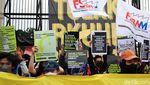 Aksi Menolak RKUHP di DPR, Orasi hingga Tabur Bunga