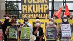 Aksi Menolak RKUHP di DPR, Orasi hingga Tabur Bunga