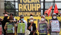 Mereka berorasi menolak RUU KUHP.