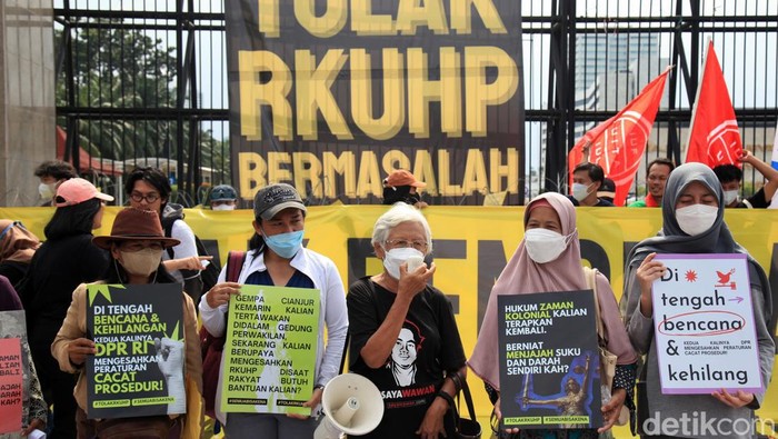 Massa dari berbagai elemen aktivis menggelar unjuk rasa di depan Gedung DPR/MPR RI, di Jl Gatot Subroto, Jakarta, Senin (5/12/2022). Mereka mendesak DPR untuk mengurungkan pengesahan RUU KUHP pada sidang paripurna. Dalam aksinya, mereka menggelar spanduk besar, poster dan bendera kuning bertuliskan berbagai tuntutan. Hingga pukul 14.45 WIB, aksi masih berlangsung dengan tertib dan aman.