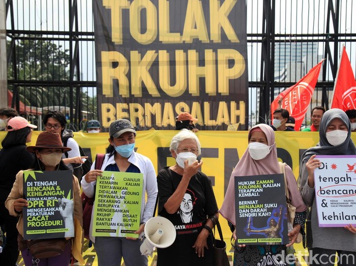 Massa dari berbagai elemen aktivis menggelar unjuk rasa di depan Gedung DPR/MPR RI, di Jl Gatot Subroto, Jakarta, Senin (5/12/2022). Mereka mendesak DPR untuk mengurungkan pengesahan RUU KUHP pada sidang paripurna. Dalam aksinya, mereka menggelar spanduk besar, poster dan bendera kuning bertuliskan berbagai tuntutan. Hingga pukul 14.45 WIB, aksi masih berlangsung dengan tertib dan aman.