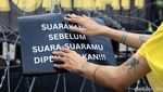 Aksi Menolak RKUHP di DPR, Orasi hingga Tabur Bunga