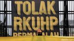 Aksi Menolak RKUHP di DPR, Orasi hingga Tabur Bunga