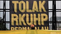 Mereka mendesak DPR untuk mengurungkan pengesahan RUU KUHP pada sidang paripurna. 