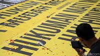 Massa aksi juga menaburkan bunga di depan Gedung DPR sebagai bentuk protes.