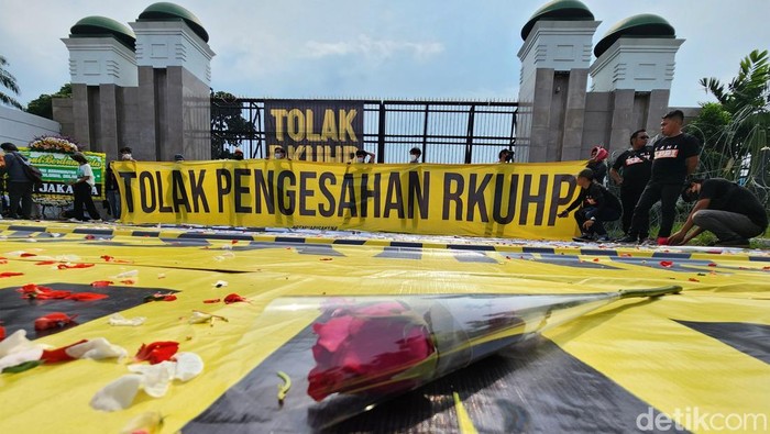 Aksi Menolak Pengesahan RUU KUHP di DPR Massa dari berbagai elemen aktivis menggelar unjuk rasa di depan Gedung DPR/MPR RI, di Jl Gatot Subroto, Jakarta, Senin (5/12/2022). Mereka mendesak DPR untuk mengurungkan pengesahan RUU KUHP pada sidang paripurna. Dalam aksinya, mereka menggelar spanduk besar, poster dan bendera kuning bertuliskan berbagai tuntutan. Hingga pukul 14.45 WIB, aksi masih berlangsung dengan tertib dan aman.