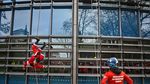 Aksi Sinterklas Panjat Gedung RS Demi Hibur Anak-anak