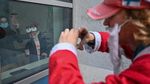 Aksi Sinterklas Panjat Gedung RS Demi Hibur Anak-anak