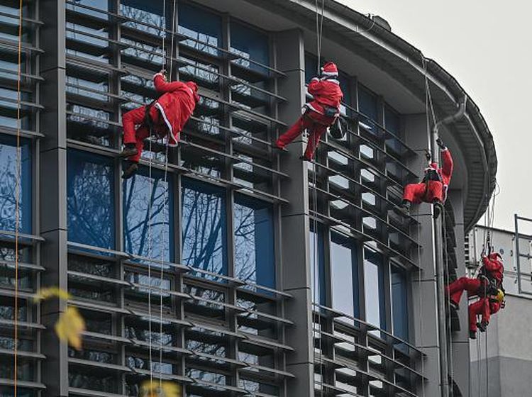 Aksi Sinterklas Panjat Gedung RS Demi Hibur Anak-anak