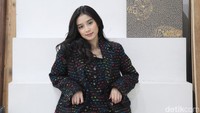 Kepada detikcom, Alin Alfauziah mengaku karena persaingan di dunia hiburan, terkadang insecure melihat cewek yang begitu cantik hingga yang berpendidikan. (Foto: Ari Saputra)