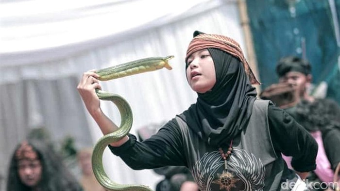 Alya Ariani, gadis 18 tahun asal Sukabumi yang jago seni debus.