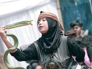 Alya Ariani, Gadis Pawang Ular yang Jago Debus dari Sukabumi