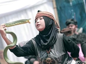 Alya Ariani, Gadis Pawang Ular yang Jago Debus dari Sukabumi